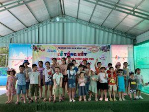 Các bạn nhỏ check in tại Nông trại giáo dục Việt Village