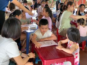 Các bạn được phát tranh để tô màu vẽ