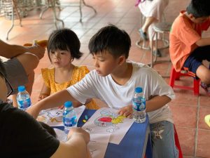 Các bạn nhí mải mê tô màu 