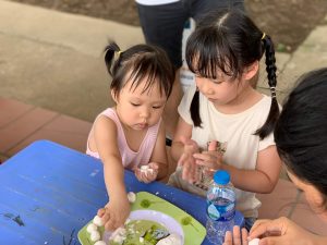 Các bạn nhỏ trong lớp học làm đầu bếp