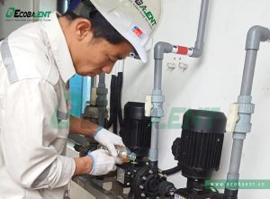 Cán bộ kĩ thuật Ecoba ENT kiểm tra và thay dầu định kì bơm định lượng tại nhà máy