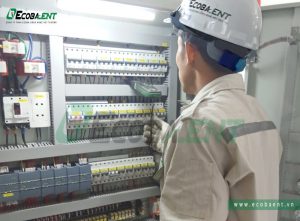 Kĩ sư Ecoba ENT kiêm tra hệ thống tủ điện tại nhà máy xử lý nước thải KCN Thuận Thành II