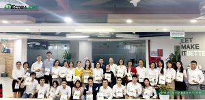 Đại diện CBNV hoàn thành mục tiêu nhận quà lưu niệm từ giải chạy