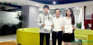 Giám đốc Vũ Đức Chung trao giải nhất cho CBNV nam và nữ