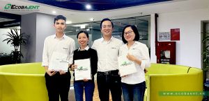 Đại diện liên minh BP. Ngân sách và Chi phí, Đại diện VP Miền trung, BP. Bảo trì 1, 2 và BP. Vận hành 2 (Phòng O&M) nhận giải nhì tập thể