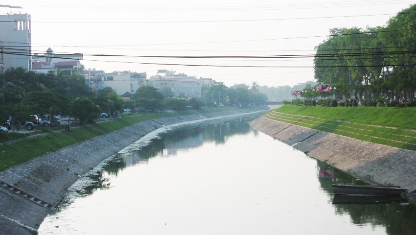 nuoc-song-to-lich-bat-ngo-chuyen-mau-xanh-hiem-thay-va-bot-mui-hoi