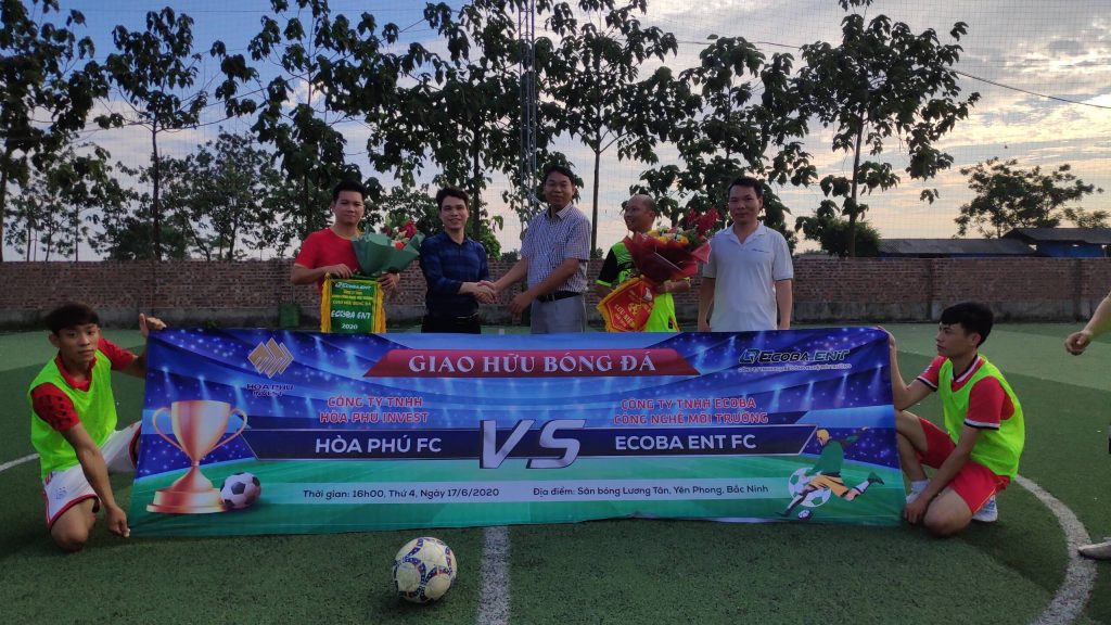 ban lãnh đạo 2 công ty tặng hoa và cờ lưu niệm cho 2 đội bóng tran-giao-huu-bong-da-dau-tien-giua-hoa-phu-invest-va-ecobaent-3
