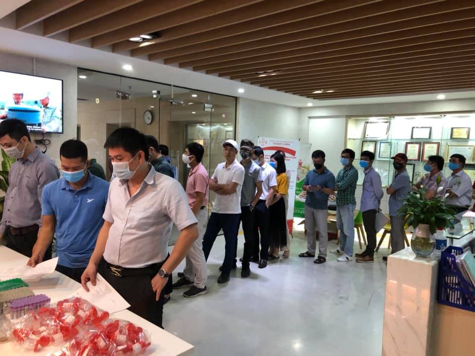 Các anh chị em khối văn phòng đến rất đúng giờ, xếp hàng trật tự chờ lấy máu xét nghiệm