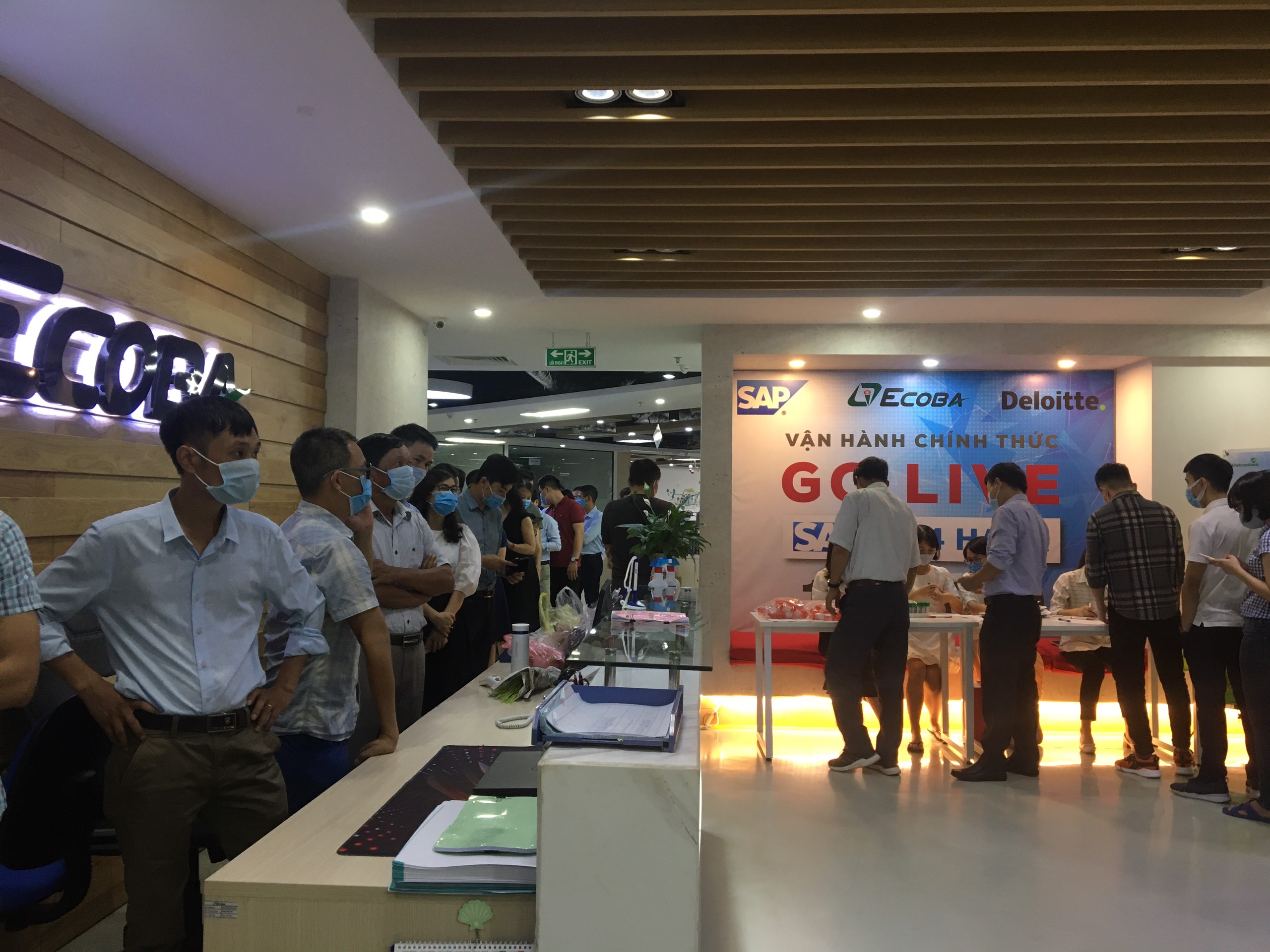 Các anh chị em khối văn phòng đến rất đúng giờ, xếp hàng trật tự chờ lấy máu xét nghiệm 2