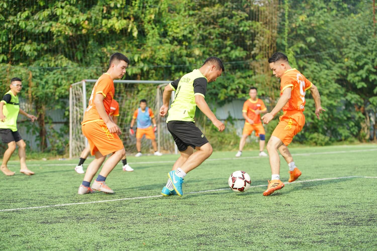 FC Thiết kế ra sân trong màu áo cam nổi bật, các cầu thủ Liên Quân vẫn mang sắc áo xanh quen thuộc FC Thiết kế ra sân trong màu áo cam nổi bật
