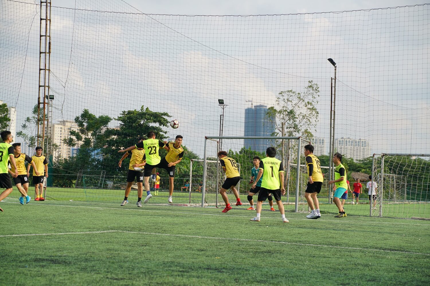 Các cầu thủ O&M ra sân trong màu áo vàng Trận 2 tranh tài giữa FC Liên Quân và O&M 3