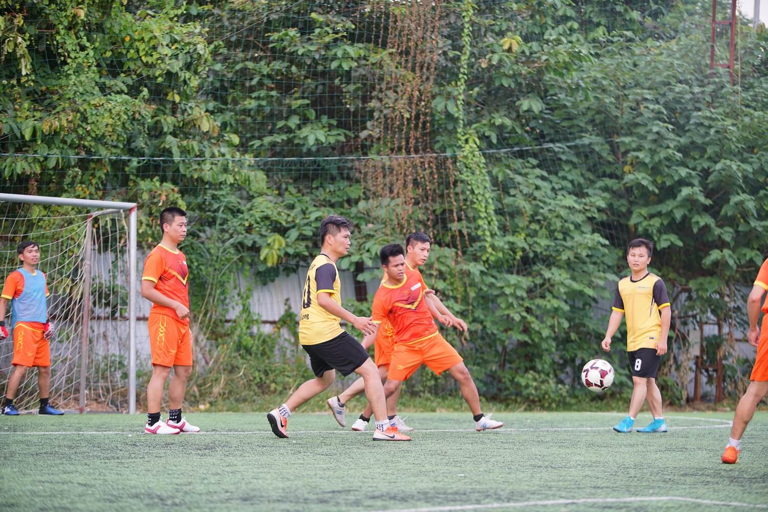 Trận đấu cuối cùng giữa FC O&M (áo vàng) và FC Thiết Kế (áo cam) Các cầu thủ O&M ra sân trong màu áo vàng