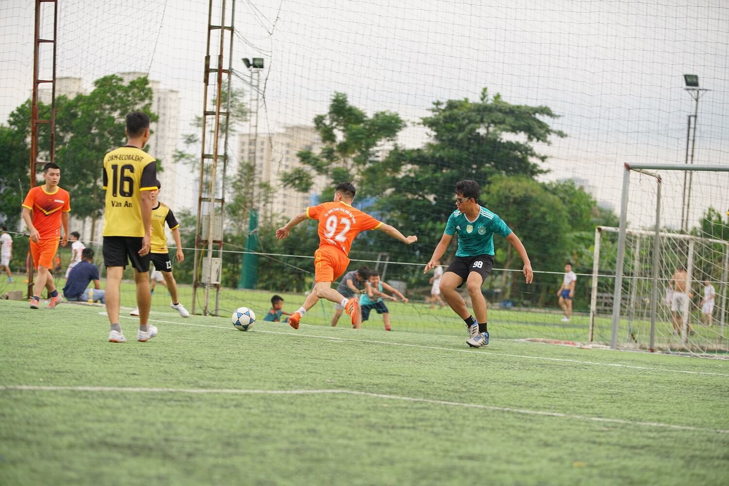 Trận đấu cuối cùng giữa FC O&M (áo vàng) và FC Thiết Kế (áo cam) Trận đấu cuối cùng giữa FC O&M (áo vàng) và FC Thiết Kế (áo cam)