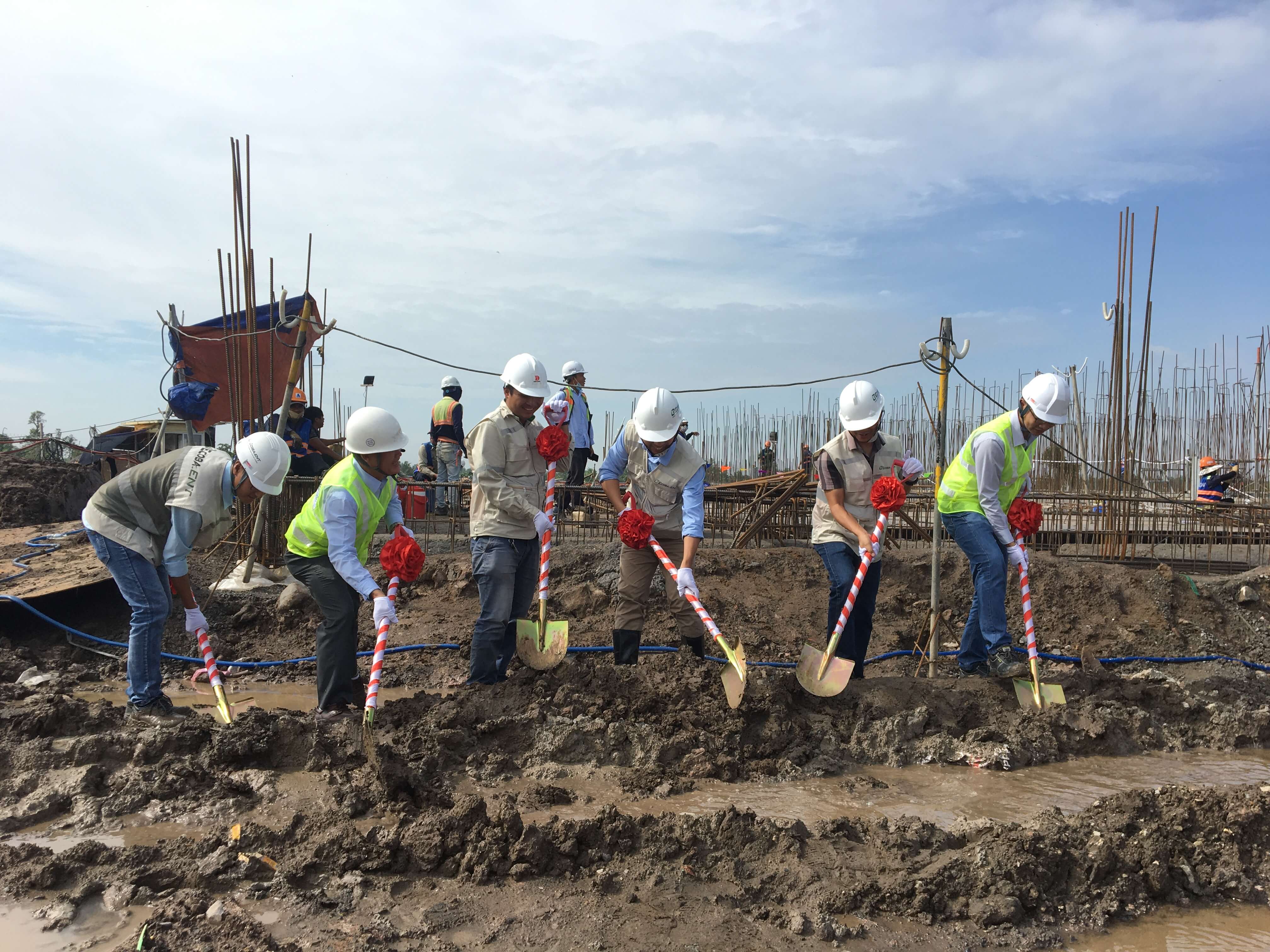 Đại diện nhà thầu cùng khách mời tham gia nghi thức động thổ Đại diện nhà thầu cùng khách mời tham gia nghi thức động thổ