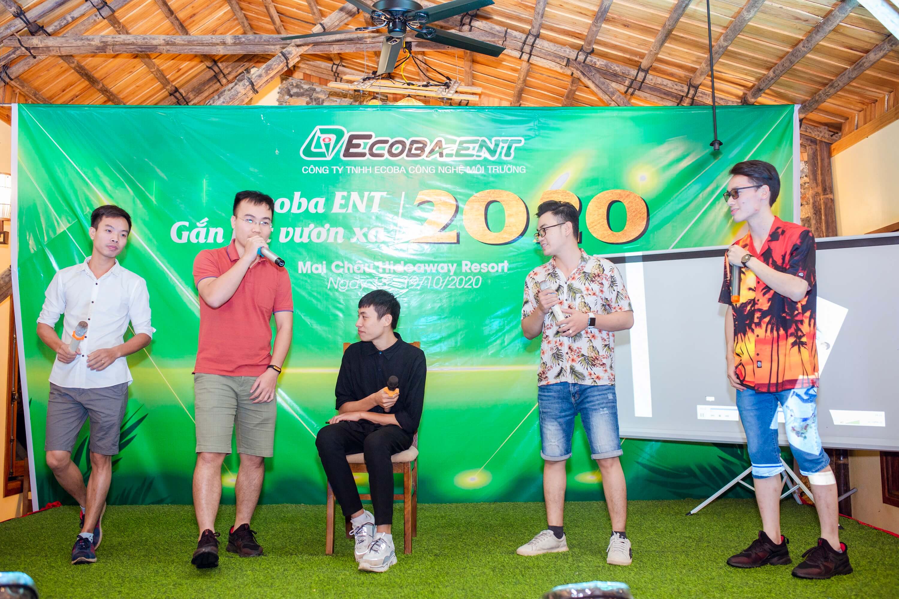  Không khí càng sôi động, hào hứng hơn với nhiều tiết mục giao lưu văn nghệ do chính các tài năng trong công ty thể hiện