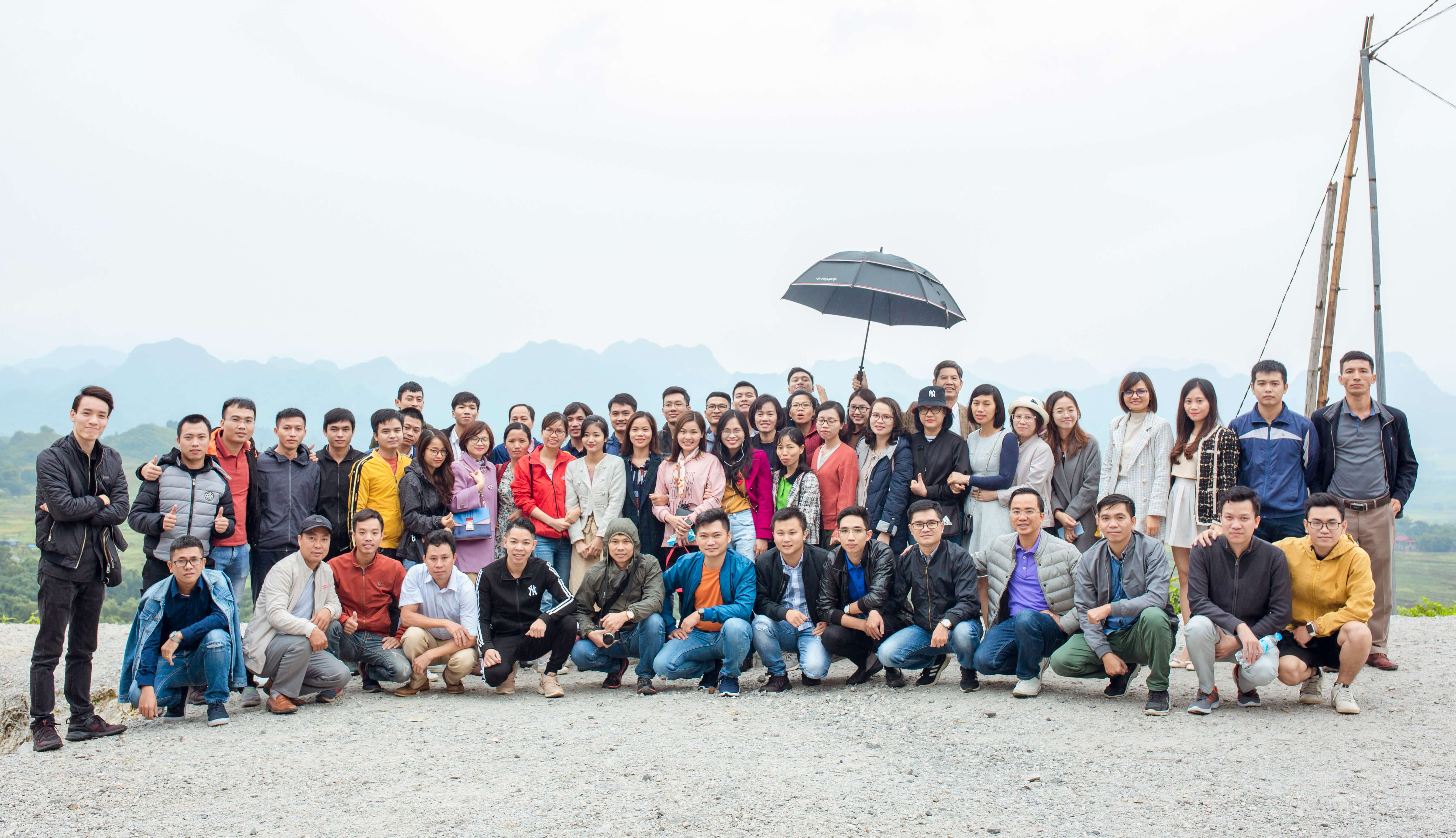 Ecoba ENT chụp ảnh lưu niệm tại đèo đá trắng