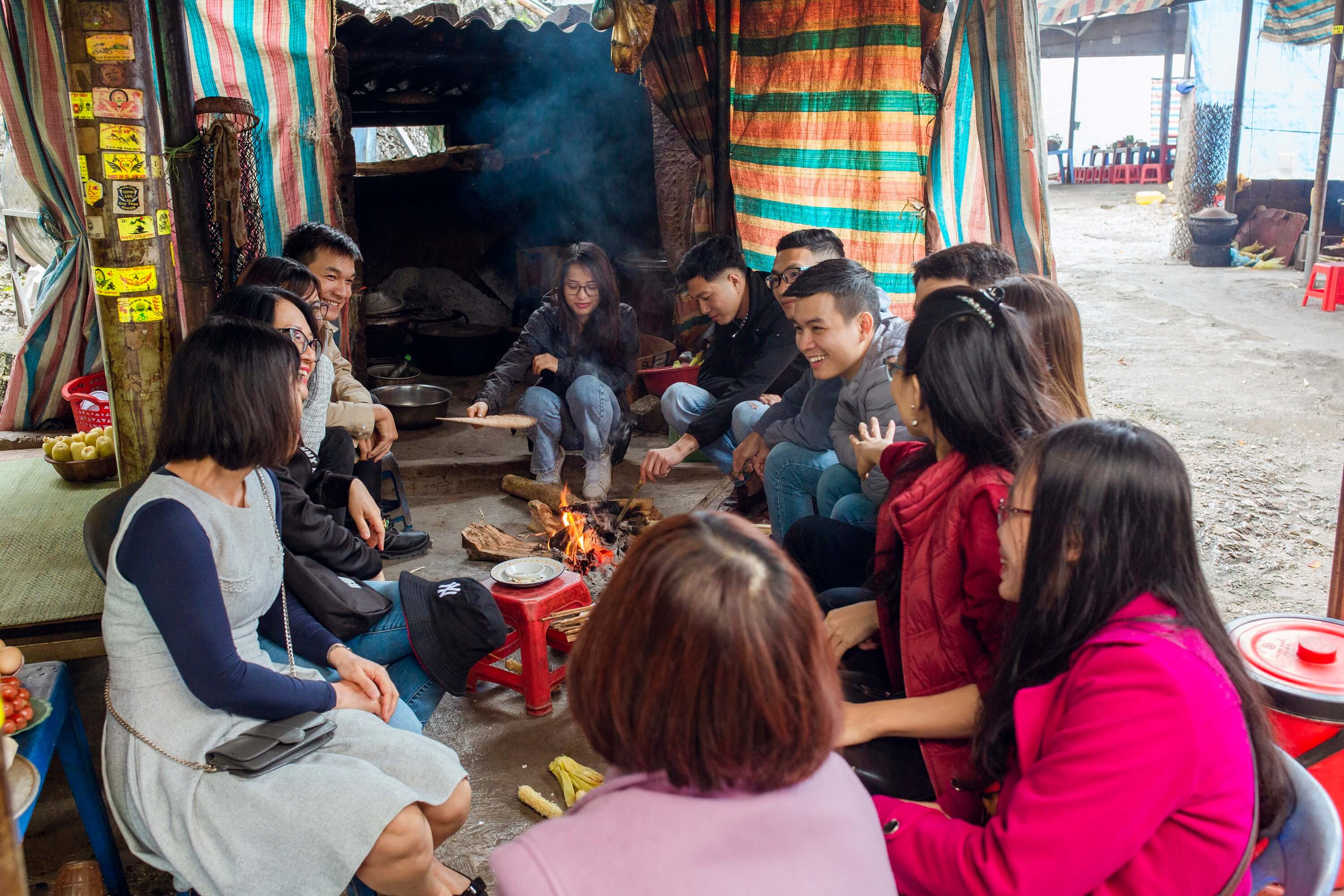 Cùng nhau thưởng thức bắp ngô nướng nóng hổi bên bếp củi hồng